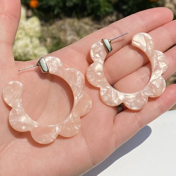 Soft Pink Resin Scalloped Hoop Earrings, Excellent Condition, No Backs/Stops - Picture 9 of 9